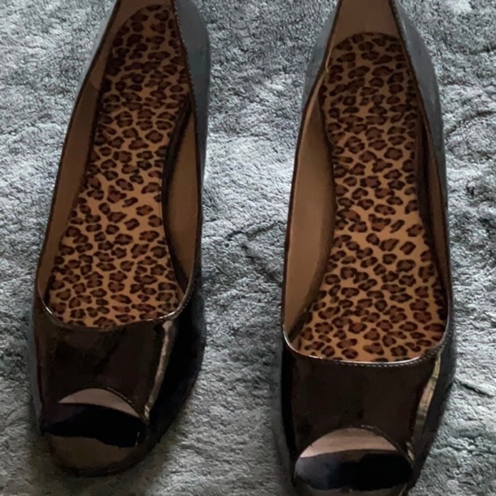 NEWPORT NEWS BLACK PATENT OPEN TOE PUMPS -SIZE 8 1/2 M